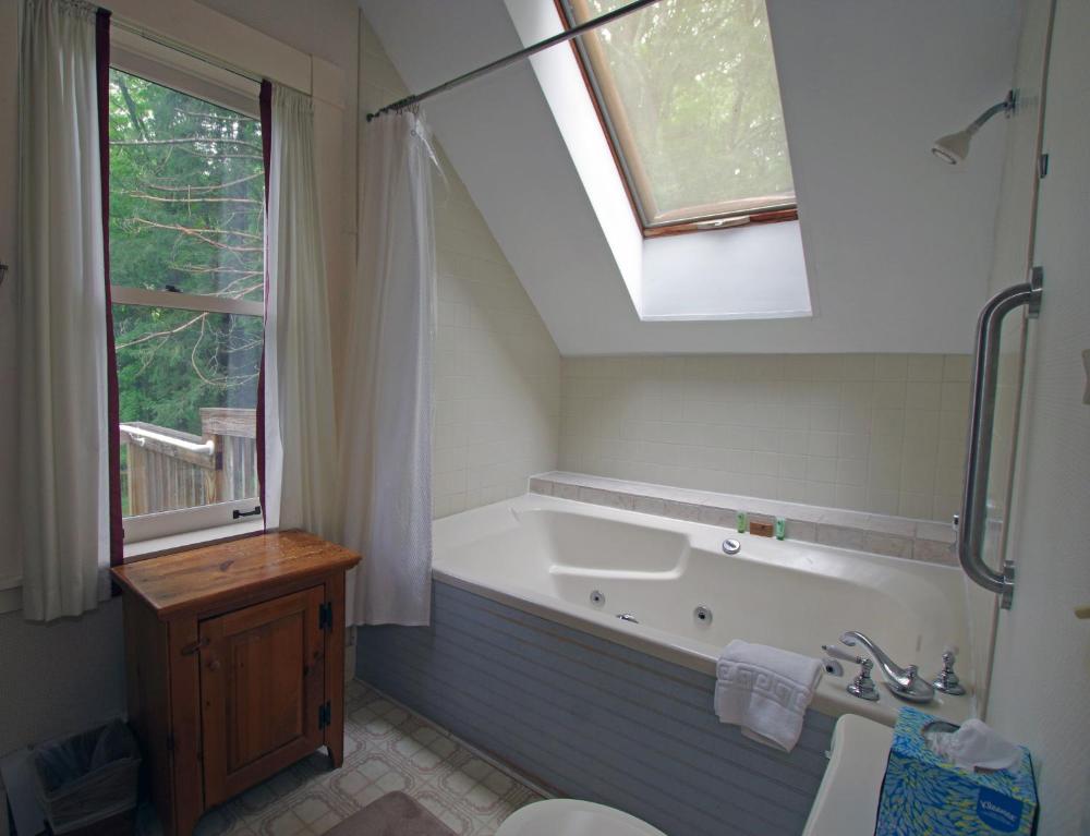 Queen Suite with Spa Bath interior